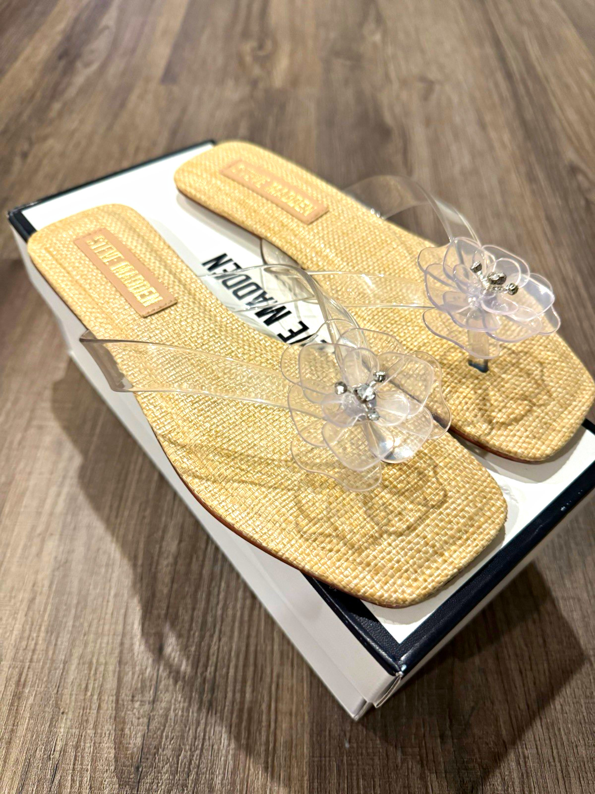 Steve Madden Women\'s Beige/Clear Plastic Thong Sandals Flower Raffia US 7.5 Steve Madden Women\'s Beige/Clear Plastic Thong Sandals Flower Raffia US 7.5