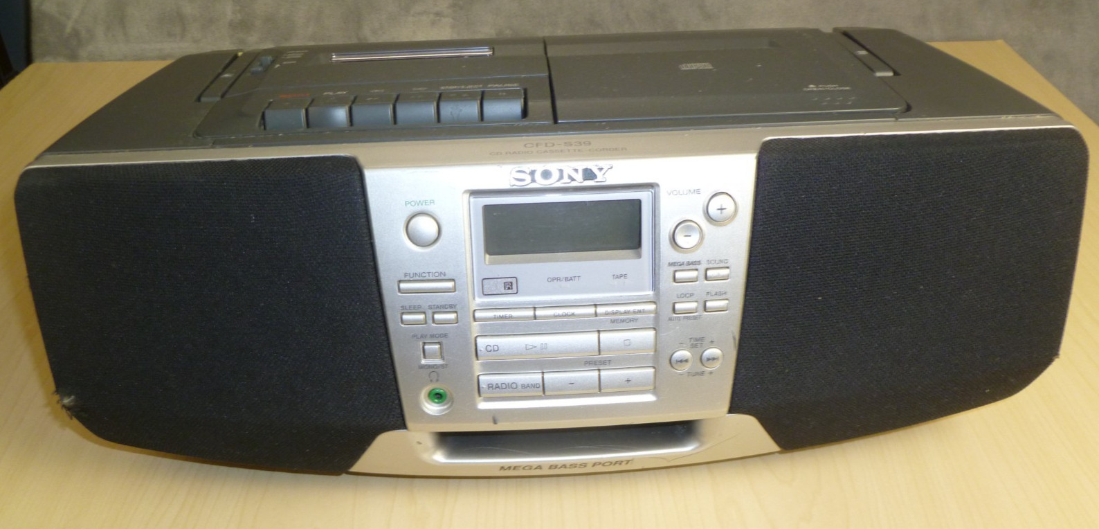 Sony CFD-S39 CD/Radio/Cassette Boombox. Some Condition Issues