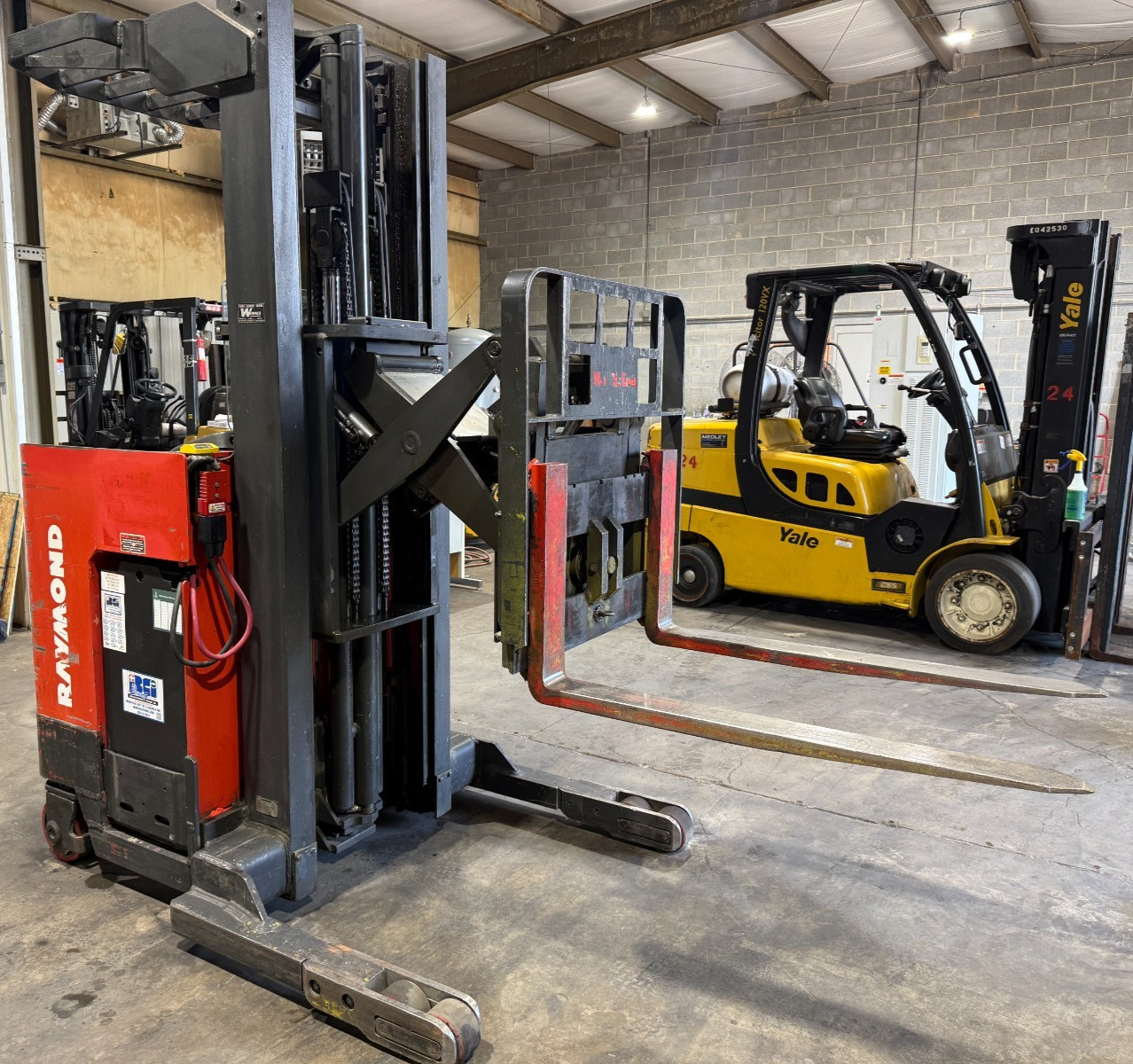 Raymond Reach Electric Forklift, 3k EASI R30TT, 4176 Hour, great condition