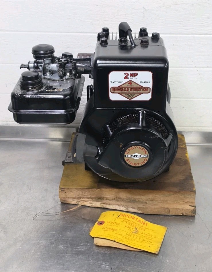 Vintage BRIGGS & STRATTON 2hp 60112 B&S ENGINE Horizontal Shaft Runs Vintage BRIGGS & STRATTON 2hp 60112 B&S ENGINE Horizontal Shaft Runs
