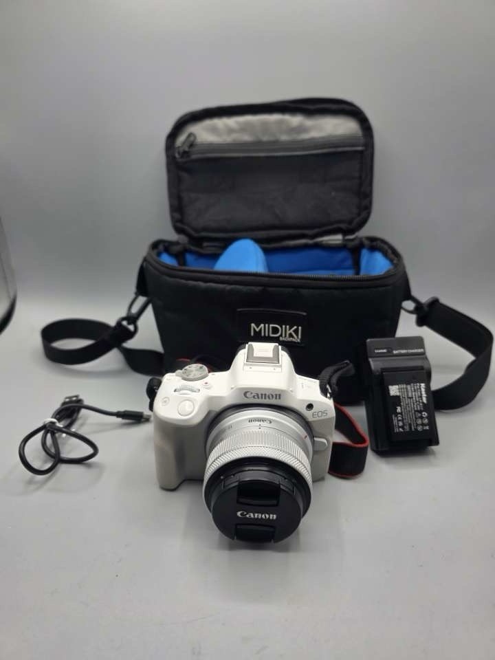 Canon EOS R50 White Mirrorless Camera RF-S 18-45mm Lens + 2 Batteries Charger Canon EOS R50 White Mirrorless Camera RF-S 18-45mm Lens + 2 Batteries Charger