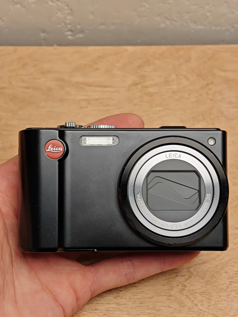 Leica V-Lux 20 12.1MP Digital Camera 12x Optical Zoom Leica DC English black