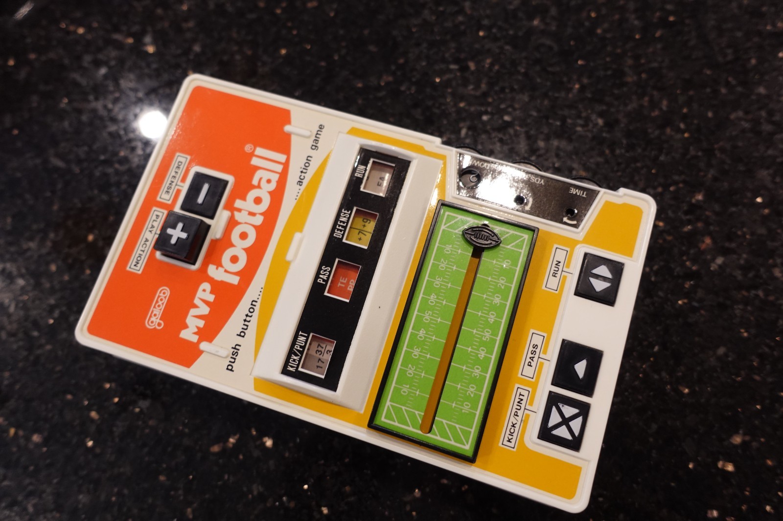 Vintage GALOOB FOOTBALL  Handheld Electronic Tabletop Video game  READ D3