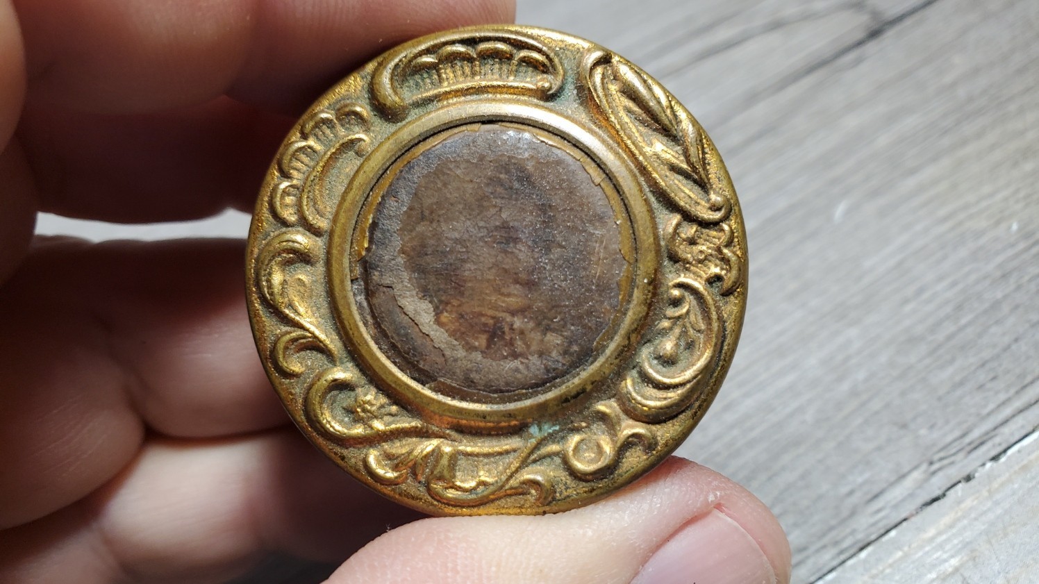 Vintage Victorian Ornate Brass Pill Trinket Box Photo Lid Stamp Container Vintage Victorian Ornate Brass Pill Trinket Box Photo Lid Stamp Container