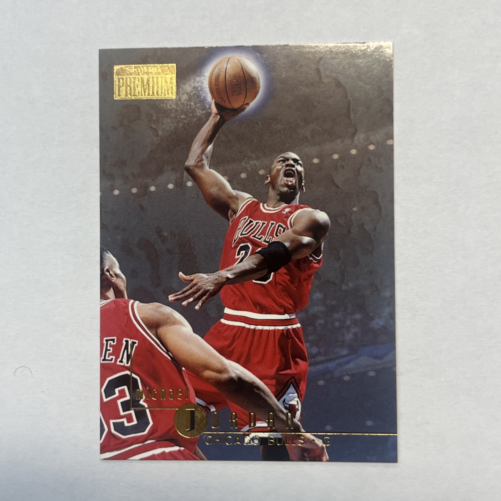 1996-97 SkyBox Premium Michael Jordan #16 Chicago Bulls - Sharp HOF 1996-97 SkyBox Premium Michael Jordan #16 Chicago Bulls - Sharp HOF