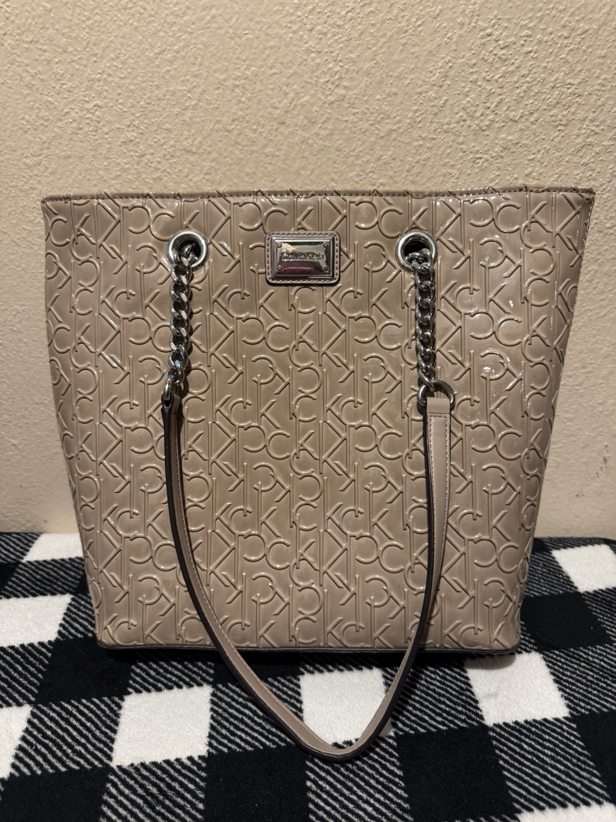 Calvin Klein Beige Large Logo Embossed Zip Tote Chain Strap w/ Pockets Calvin Klein Beige Large Logo Embossed Zip Tote Chain Strap w/ Pockets