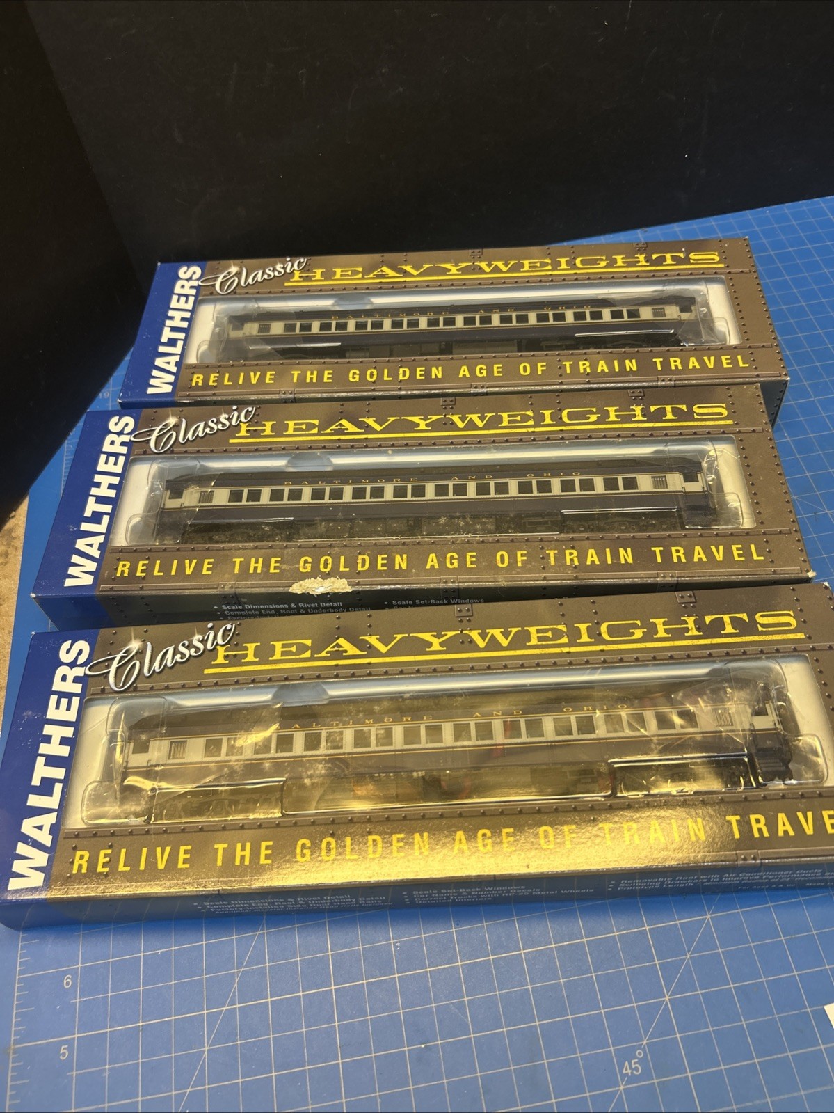 3 HO WALTHERS 932-10110 HEAVYWEIGHT PAIRED WINDOW COACH BALTIMORE & OHIO B&O