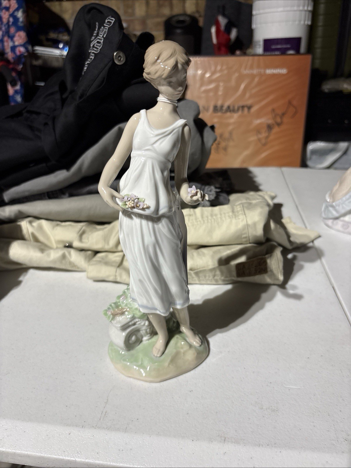 Lladro Priveledge, Lady Figurine, Flowers for a Goddess Elegant Design Glossy Fi