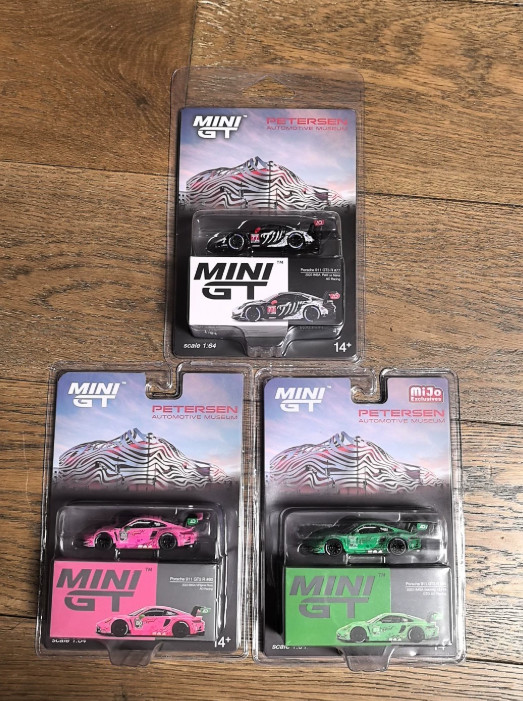 MINI GT 1:64 Porsche 911 GT3 R AO Racing Petersen Museum Set