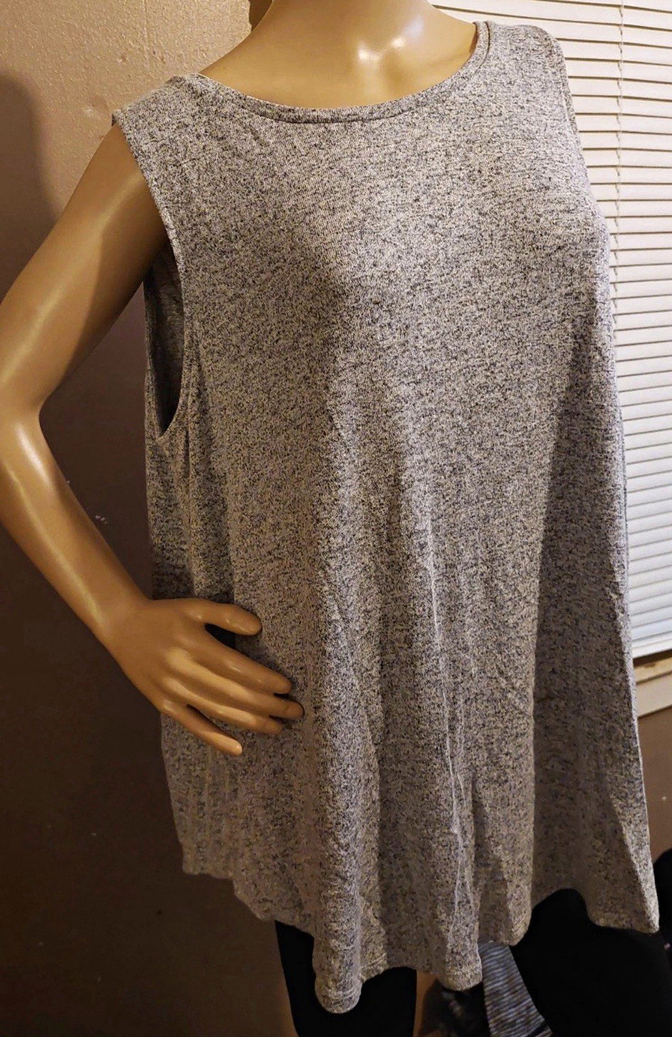Women\'s Gray Solid Knit Scoop Neck Sleeveless Relaxed Fit Pullover Tank.