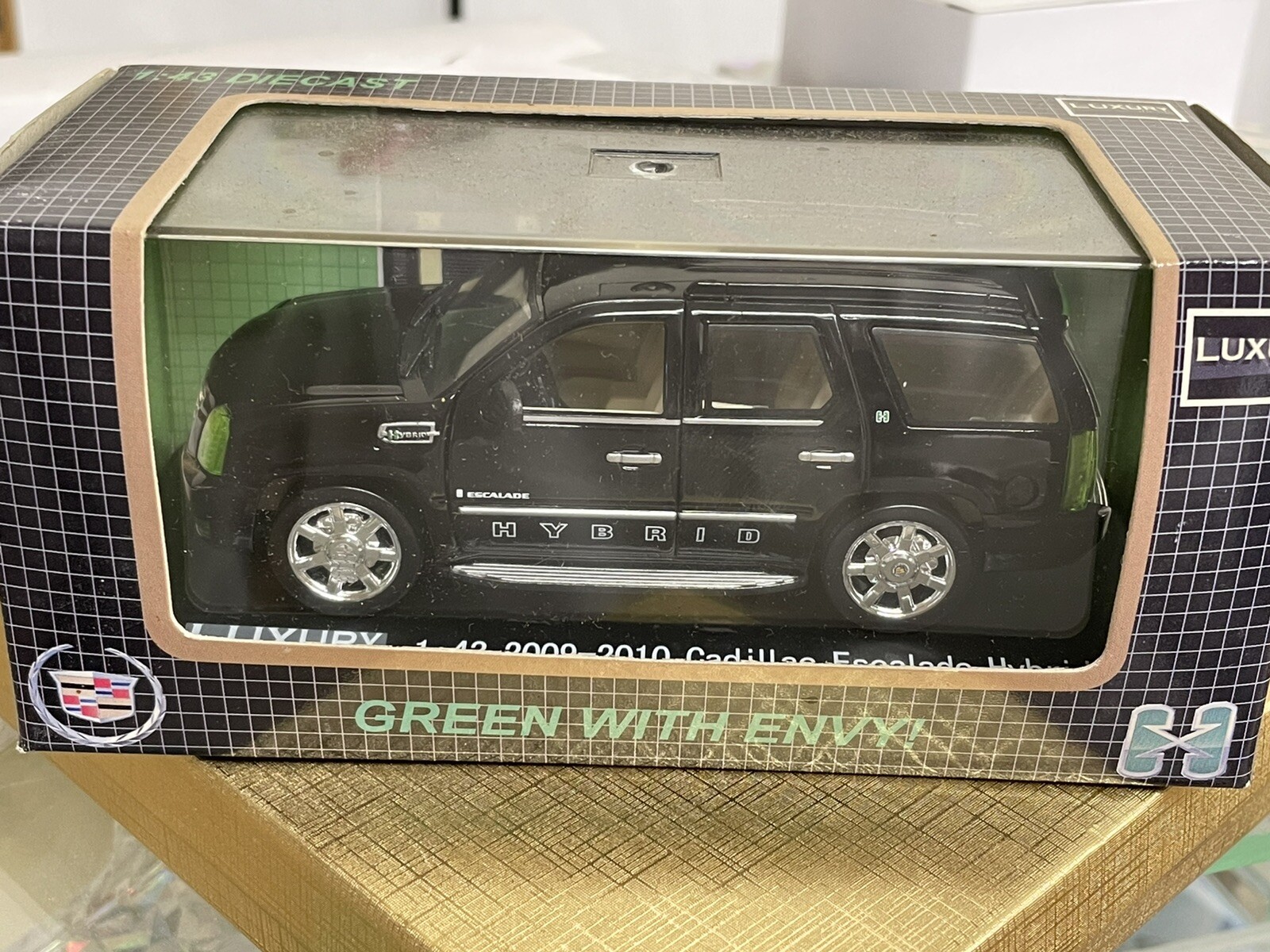 RARE 1:43 DIECAST SCALE MODEL LUXURY Diecast 2009-210 Cadillac Escalade Hybrid