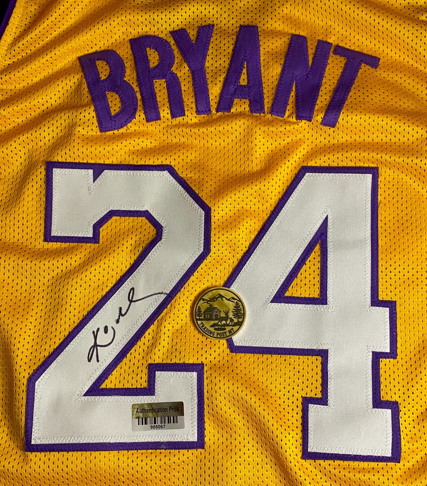 Kobe Bryant Signed Jersey With COA (988067) (Lakers) Kobe Bryant Signed Jersey With COA (988067) (Lakers)