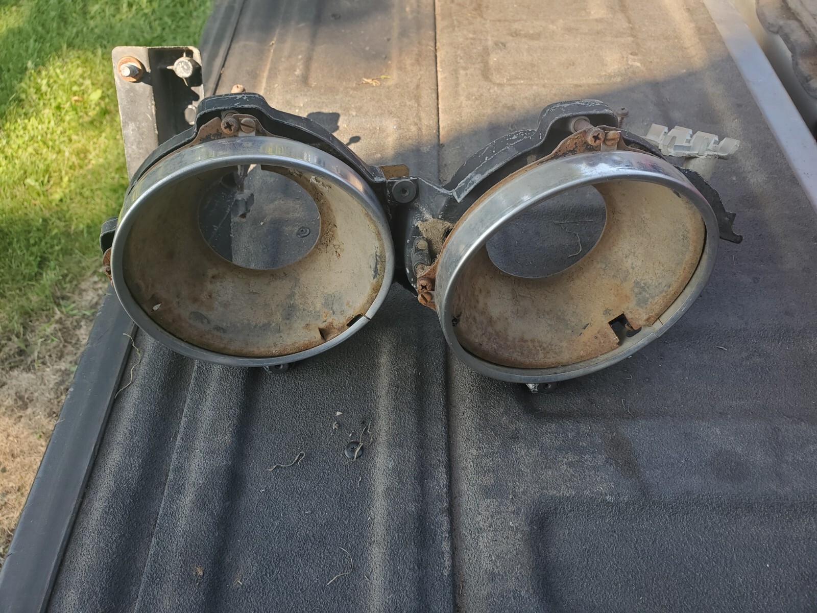 1969 Buick Riviera LH Flip Up Headlight Assembly With Headlight Buckets 590010L 1969 Buick Riviera LH Flip Up Headlight Assembly With Headlight Buckets 590010L