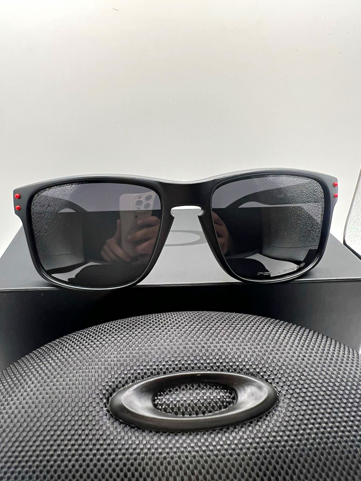 Oakley Men’s Square Sunglasses Black Plastic Frame Gray Mirrored Lenses Case Oakley Men’s Square Sunglasses Black Plastic Frame Gray Mirrored Lenses Case