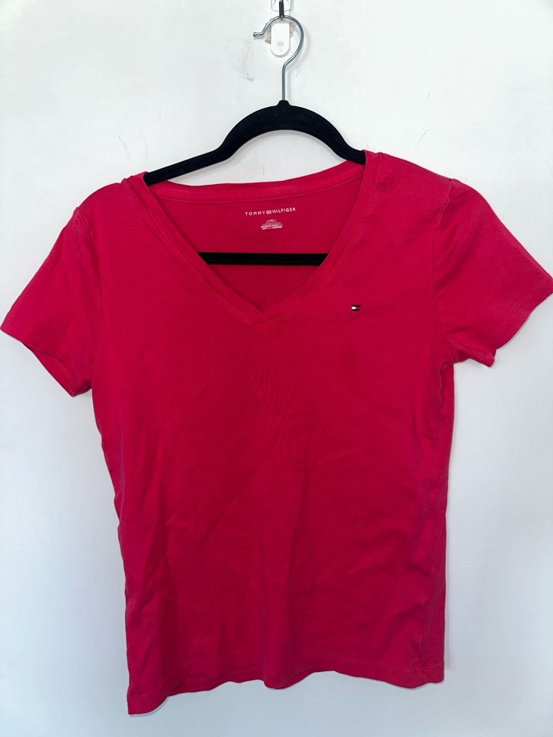 100% Cotton Tommy Hilfiger Women\'s Red Short Sleeve V-Neck T-Shirt 100% Cotton Tommy Hilfiger Women\'s Red Short Sleeve V-Neck T-Shirt