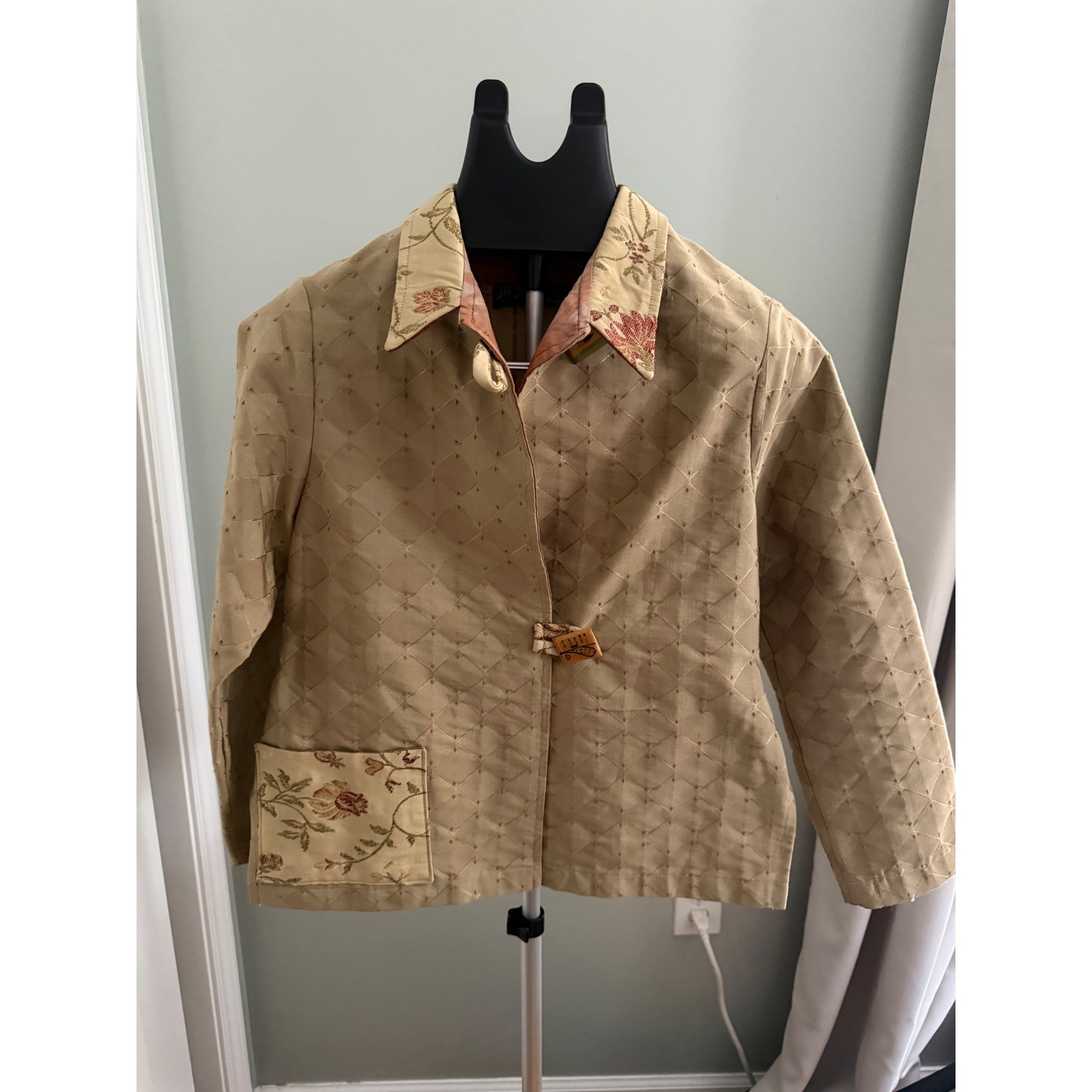 Jill Stern Wearable Art Quilted Floral Jacket Beige Artisan Boho Women\'s M Jill Stern Wearable Art Quilted Floral Jacket Beige Artisan Boho Women\'s M