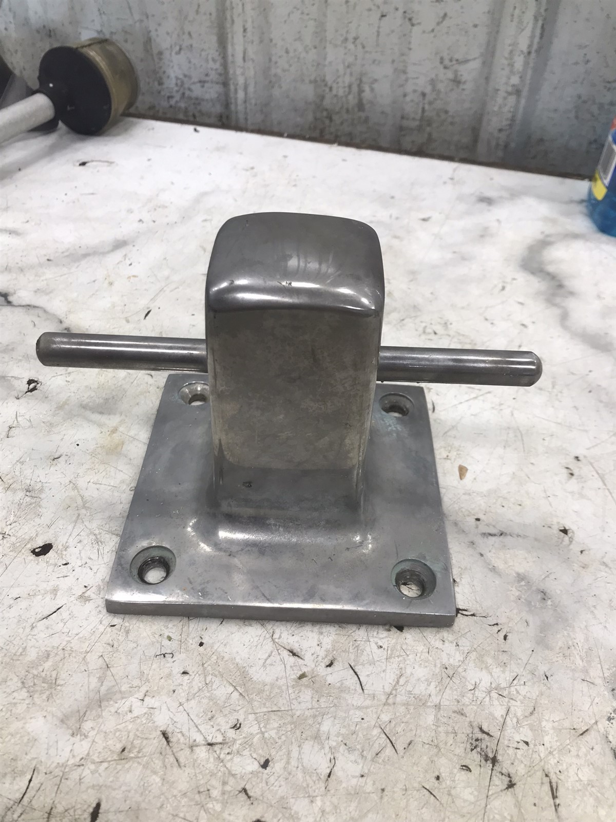 90 Cruisers Yachts Rogue 3060 Boat marine Bollard style cleat