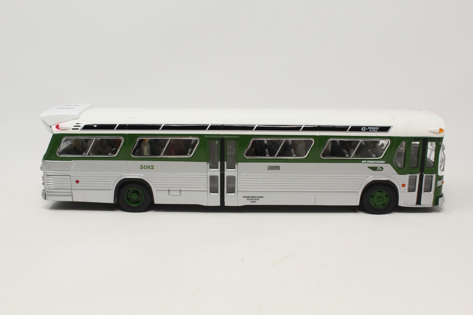 1:50 Scale Corgi Classics 54604 Philadelphia GM 5303 Bus Die Cast Green Silver