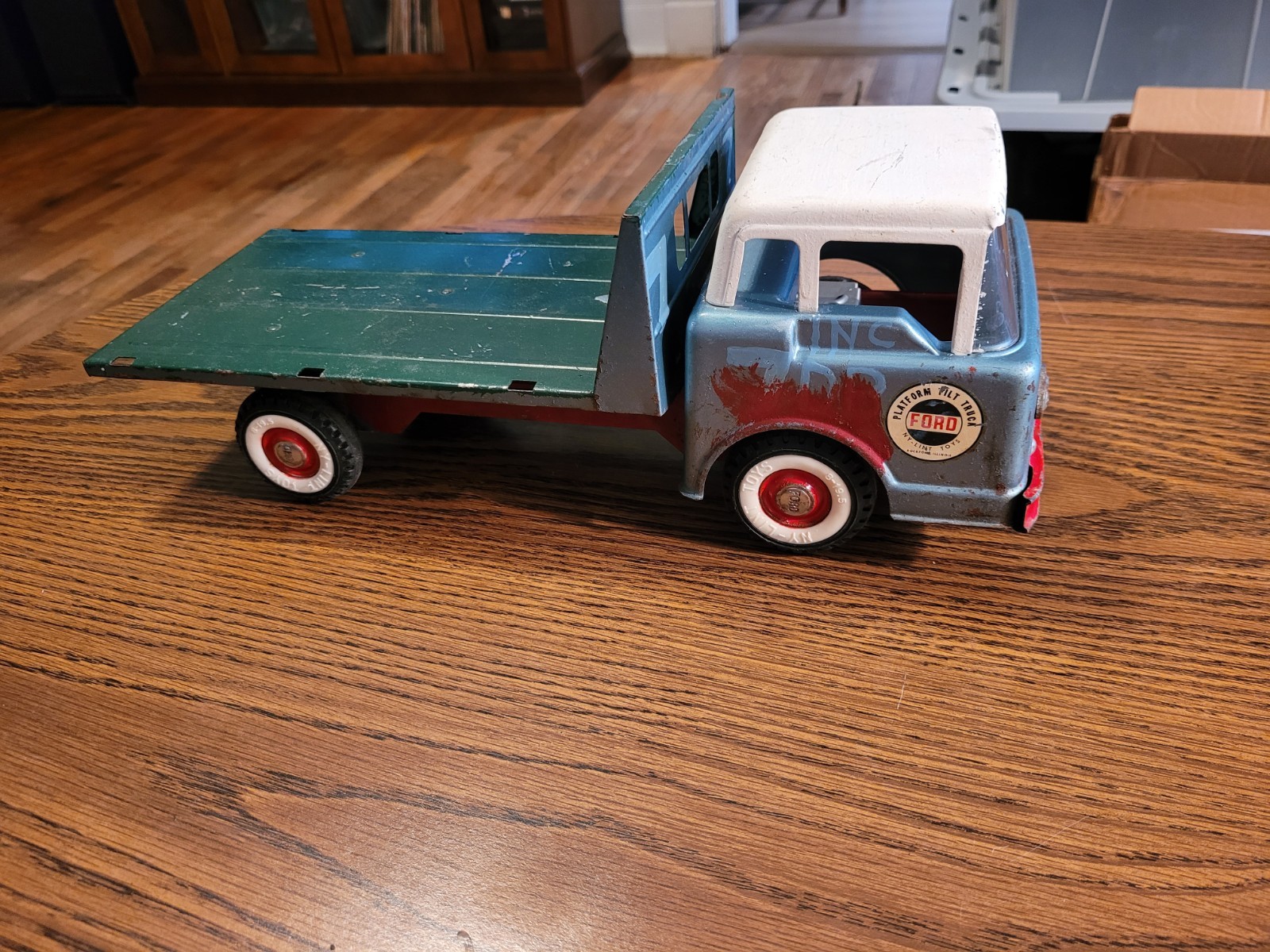 VINTAGE 1960\'S PRESSED STEEL NYLINT FORD PLATFORM TILT TRUCK VINTAGE 1960\'S PRESSED STEEL NYLINT FORD PLATFORM TILT TRUCK