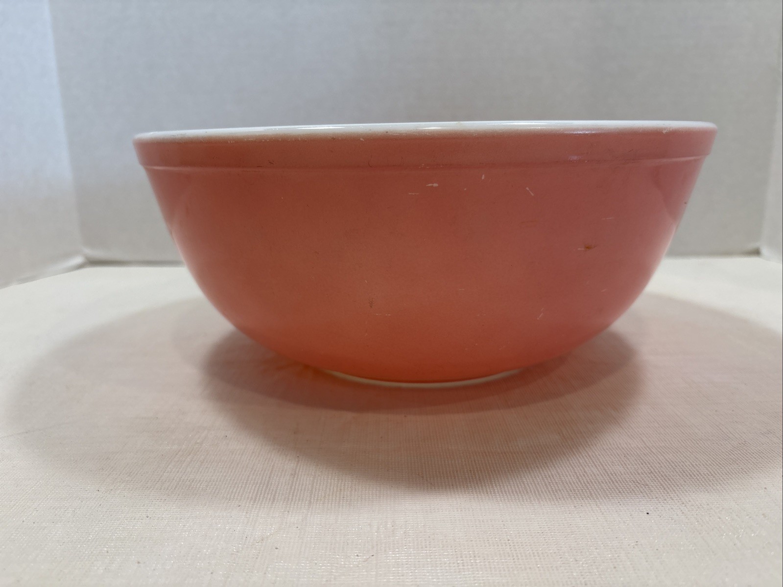 PRYEX USA Bowl # 404. Pink and White. 4 Quart. Ovenware. PRYEX USA Bowl # 404. Pink and White. 4 Quart. Ovenware.