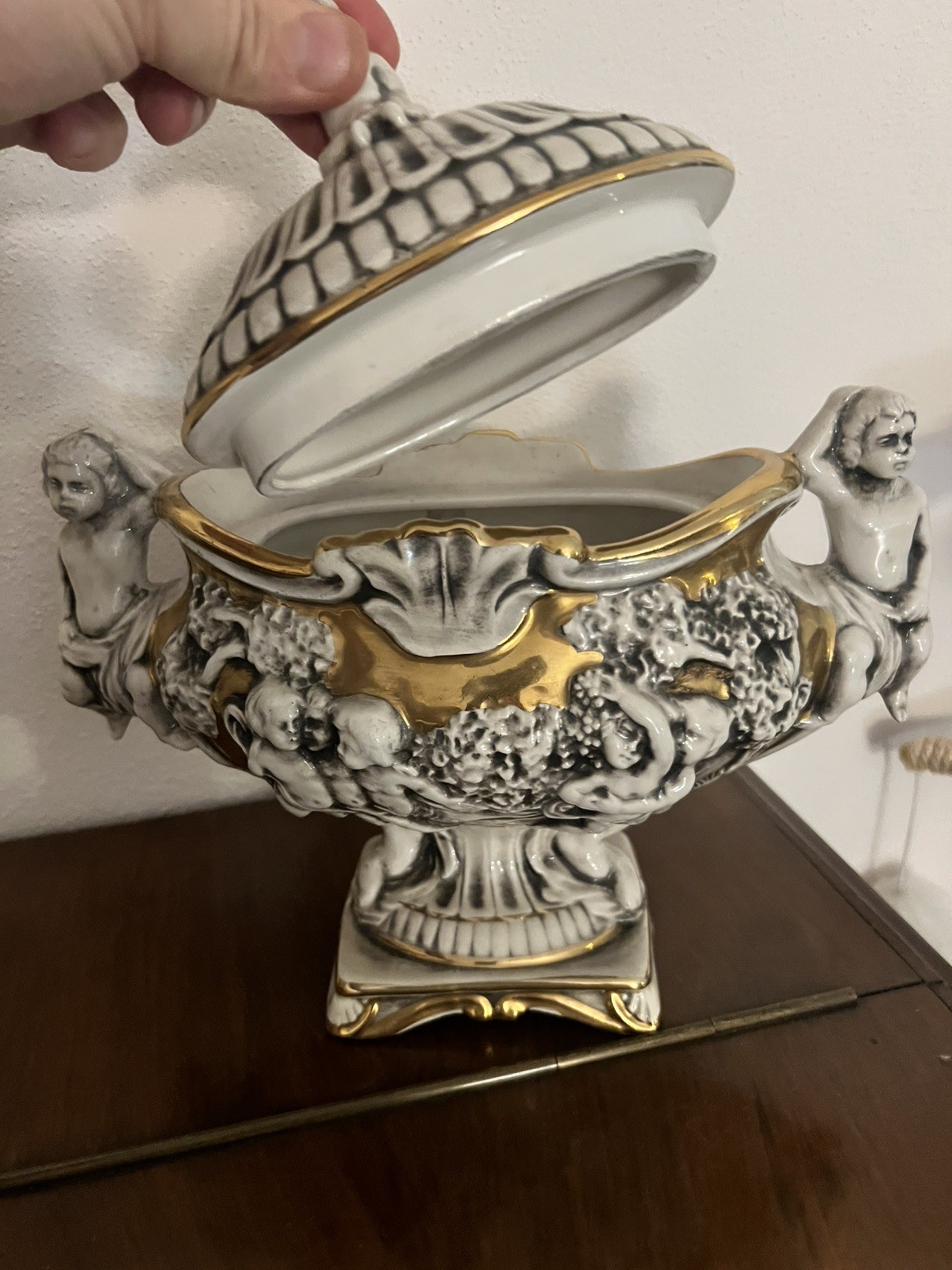 VINTAGE CHERUBIM DECORATION CAPODIMONTE VASE Cup VINTAGE CHERUBIM DECORATION CAPODIMONTE VASE Cup