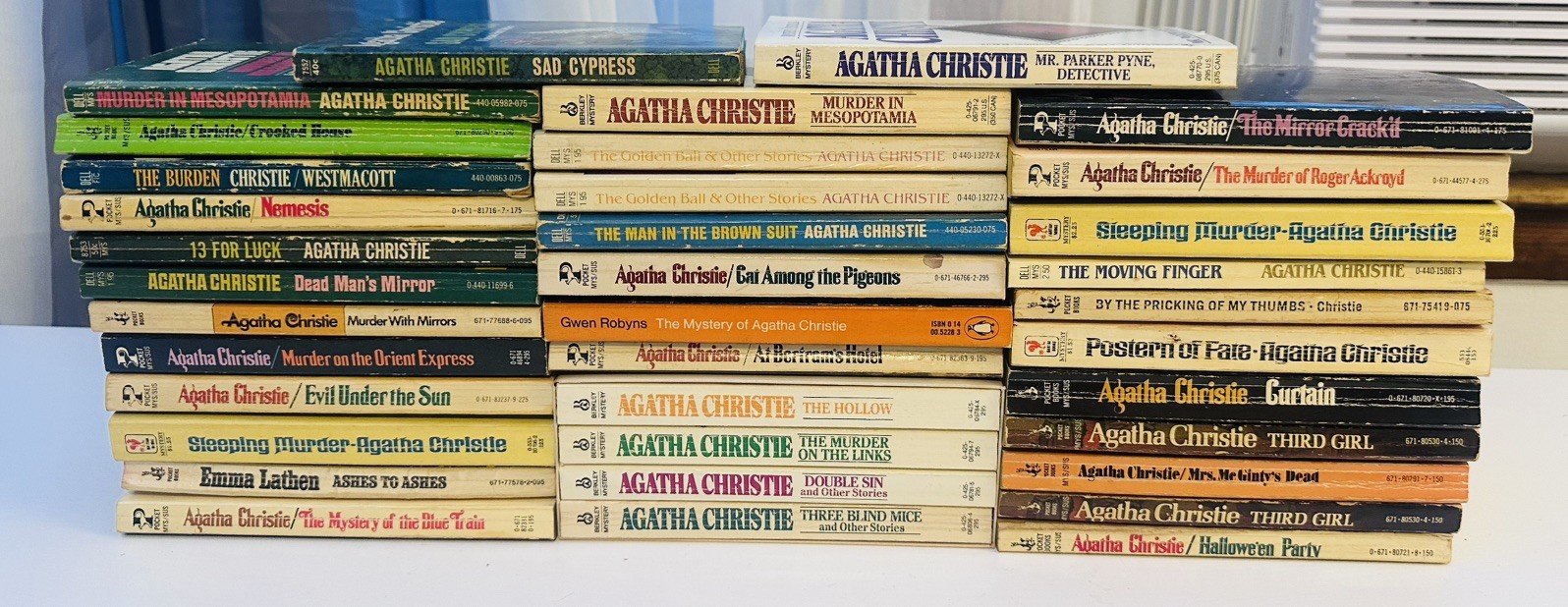 Lot 36 AGATHA CHRISTIE Mysteries;  See Pictures For Titles And Condition