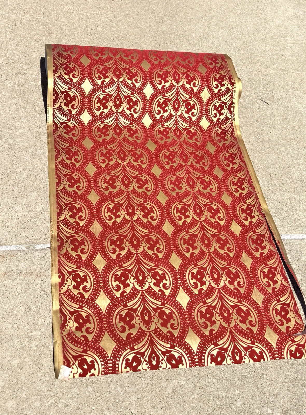 Vtg Flocked Red Velvet & Metallic Gold Wallpaper Roll 70 sq ft New Original Wrap Vtg Flocked Red Velvet & Metallic Gold Wallpaper Roll 70 sq ft New Original Wrap