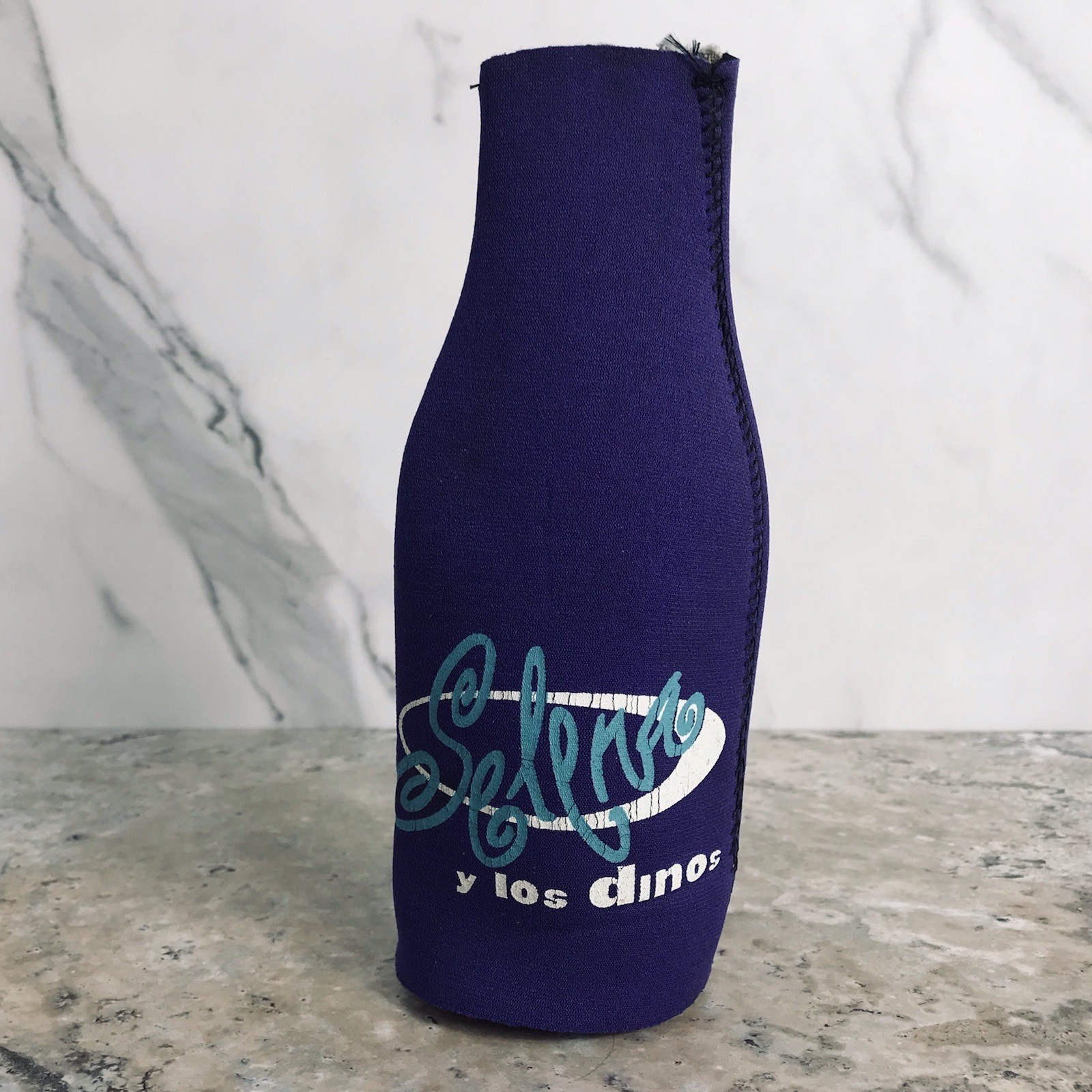VINTAGE SELENA QUINTANILLA Y LOS DINOS PURPLE BOTTLE ZIPPER KOOZIE - VERY RARE VINTAGE SELENA QUINTANILLA Y LOS DINOS PURPLE BOTTLE ZIPPER KOOZIE - VERY RARE