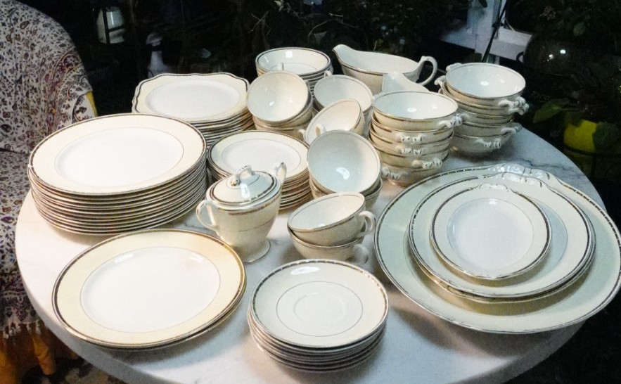 Homer Laughlin Eggshell Georgian China Set 85 piece set