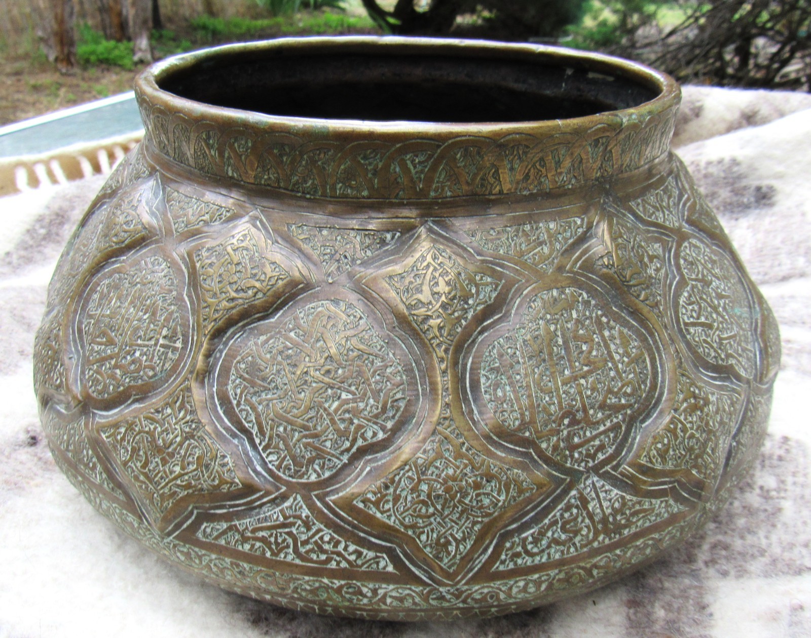 FINE ANTIQUE MIDDLE EASTERN ISLAMIC REPOUSSE ARABIC BRASS BOWL CALLIGRAPHY