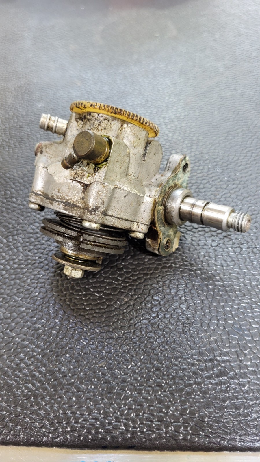 1973 - 1975 Yamaha RD350 Oil Pump Oem Oil Injection Pump RD 350 330-2752 1973 - 1975 Yamaha RD350 Oil Pump Oem Oil Injection Pump RD 350 330-2752