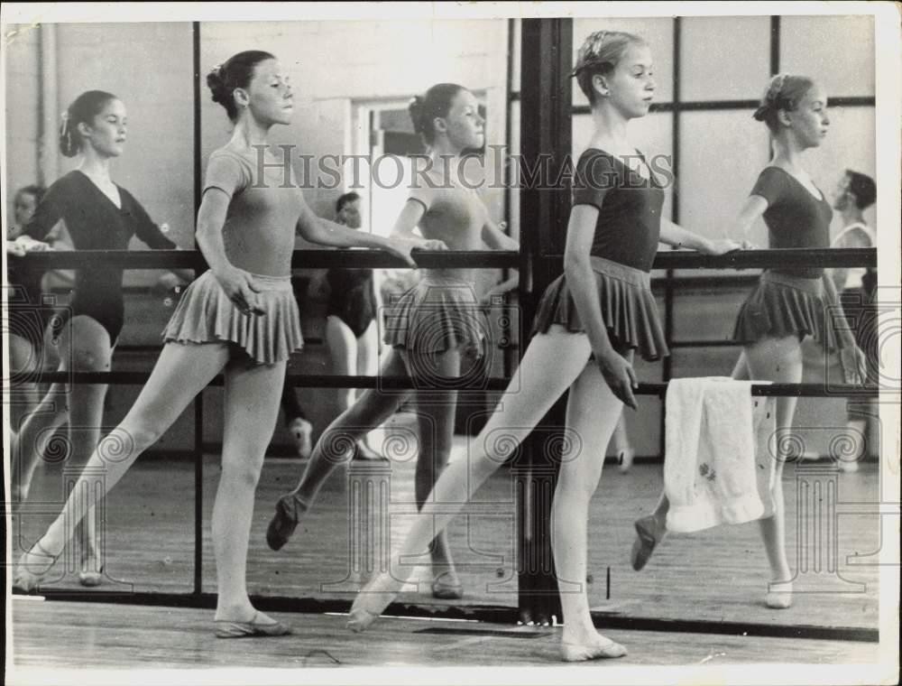 1978 Press Photo Ballet dancers practice at barre - lra43252