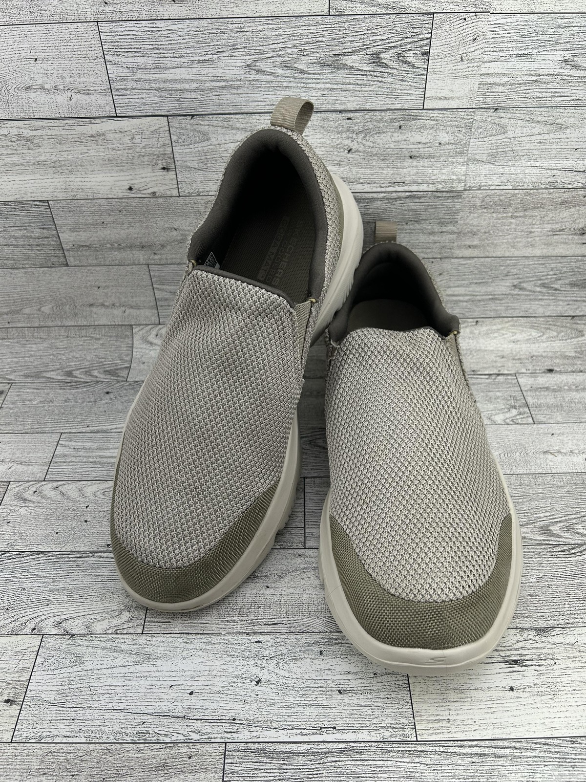 Skechers GOwalk Shoes Mens Size 9.5 Slip On Ultra Go Goga Mat Athletic Comfort
