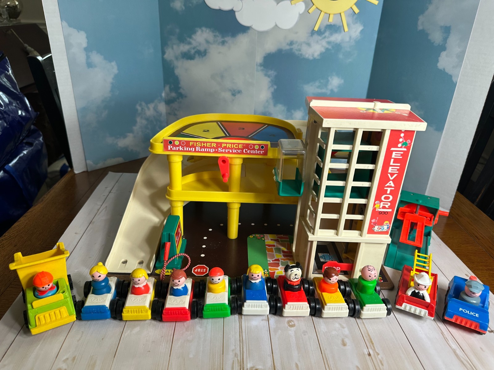 VTG FISHER PRICE LITTLE PEOPLE PARKING WHITE RAMP GARAGE #930. Lots of EXTRAS