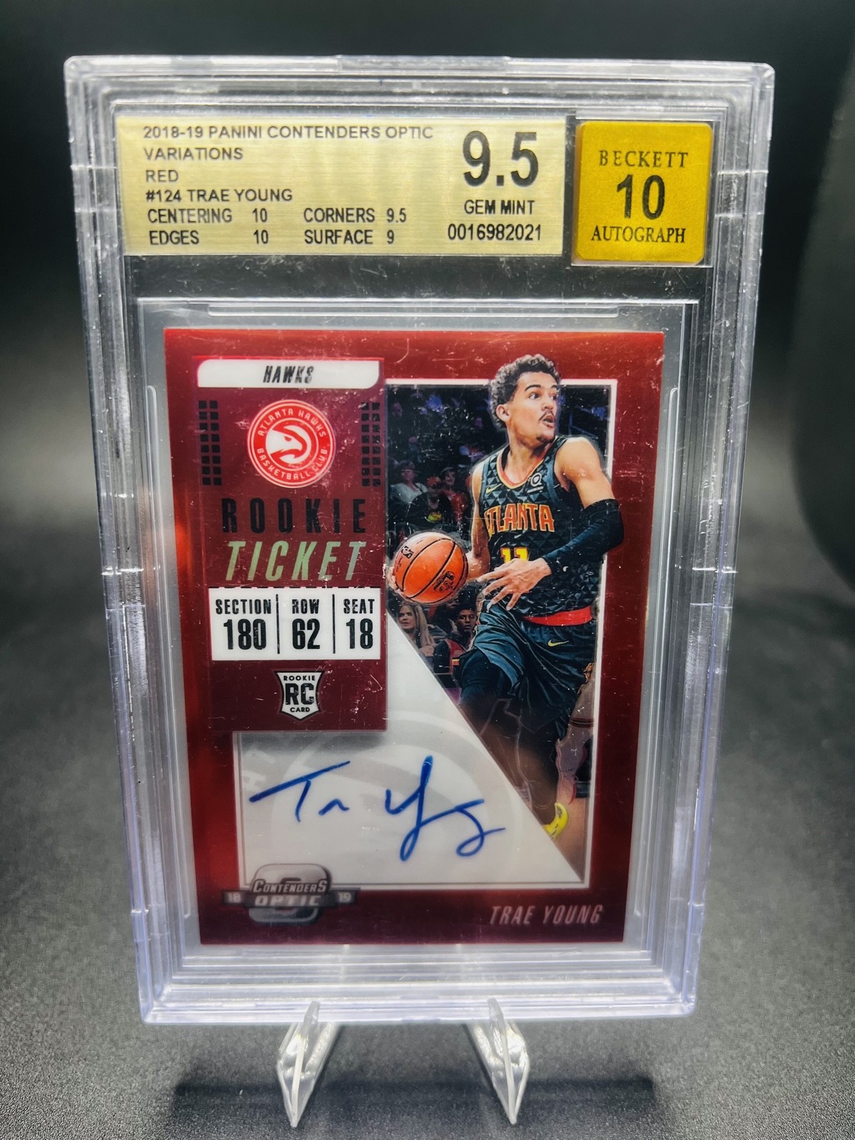 2018-19 Panini Contenders Optic-Trae Young Rookie Ticket Variation Auto Red /99