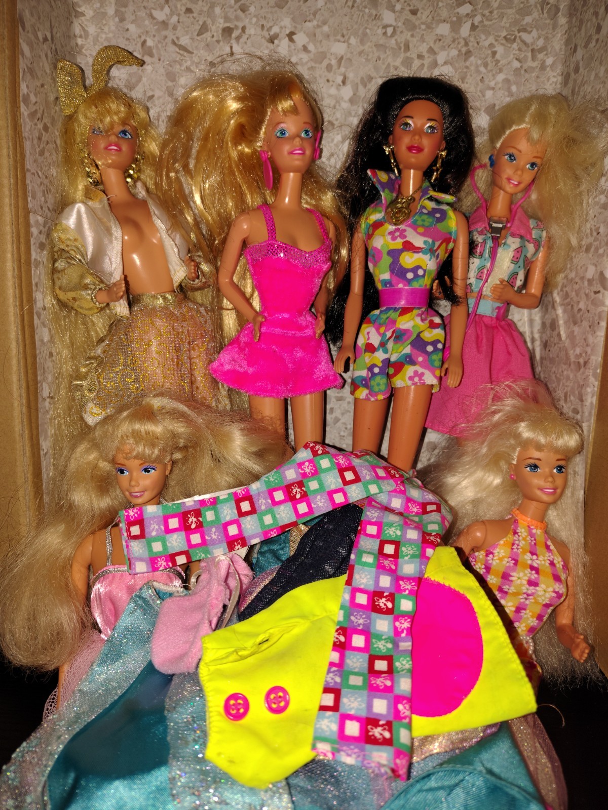 Barbie Lot of 6 Dolls Including Extra Clothing & Hollywood Hair 
