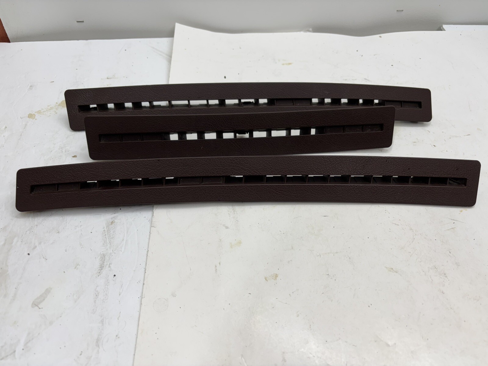 1986-1991 Nissan D21 Hardbody Pickup Dash Defrost Vents Maroon/Red ￼