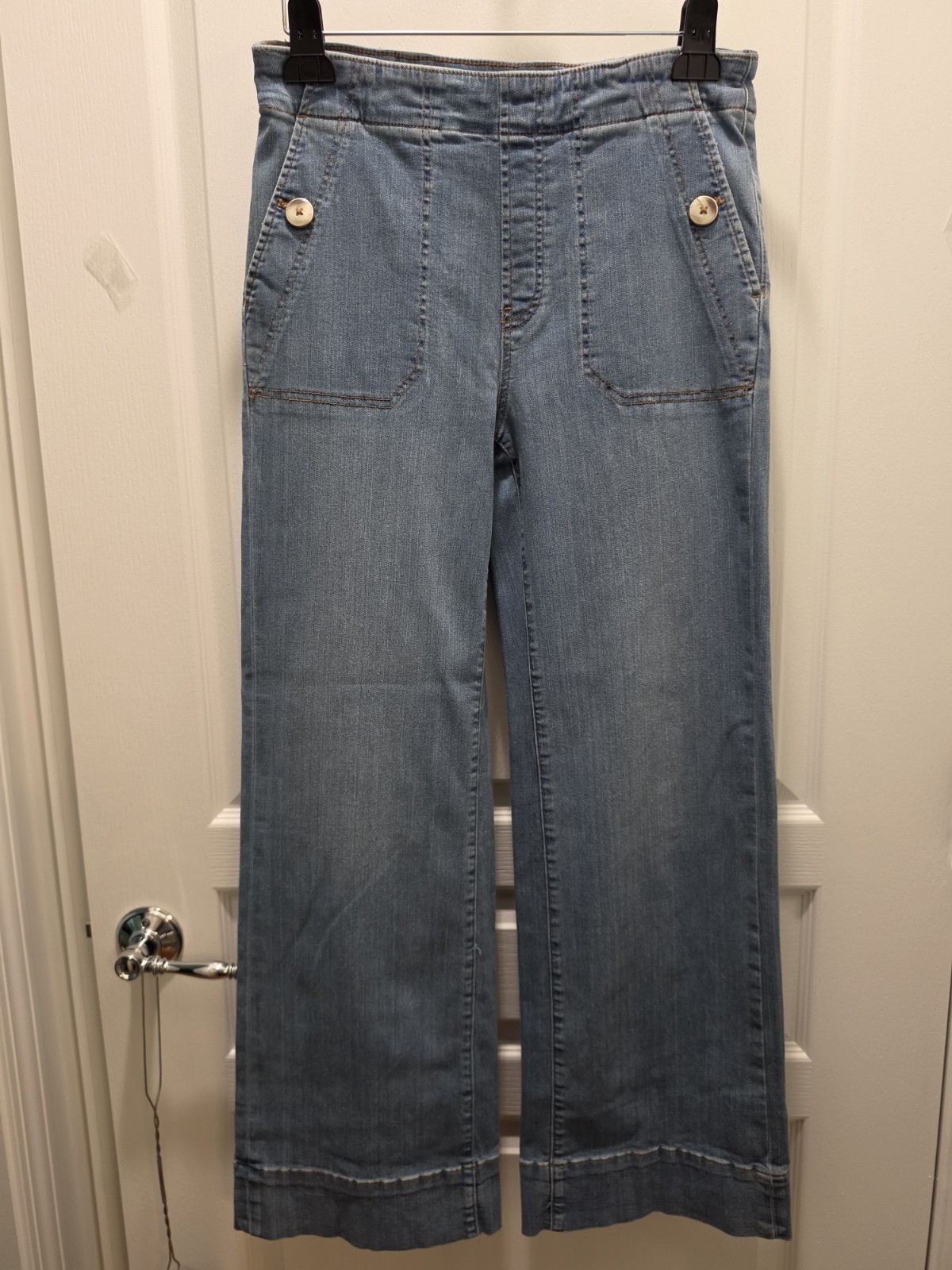 CHICO\'S PULL ON WIDE LEG JEAN WITH BUTTON EMBELLISHMENT SIZE 6R (0.5)