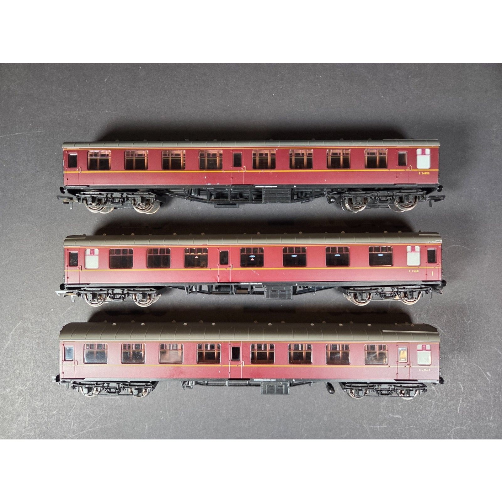 Hornby OO Gauge BR Mk1 Maroon Coaches Lot of 3 R4783 R4784 E24693 E15481