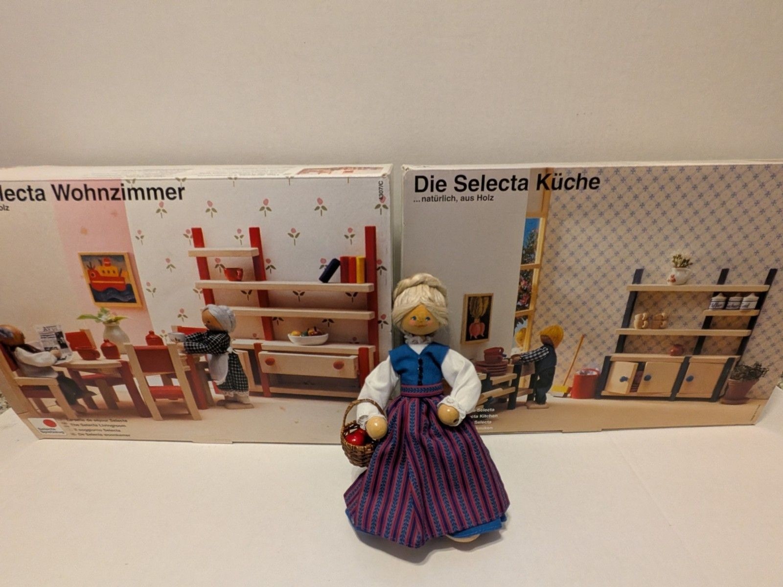 Selecta Spielzeug Wooden Doll House Furniture Kitchen Bathroom & Living Room Set