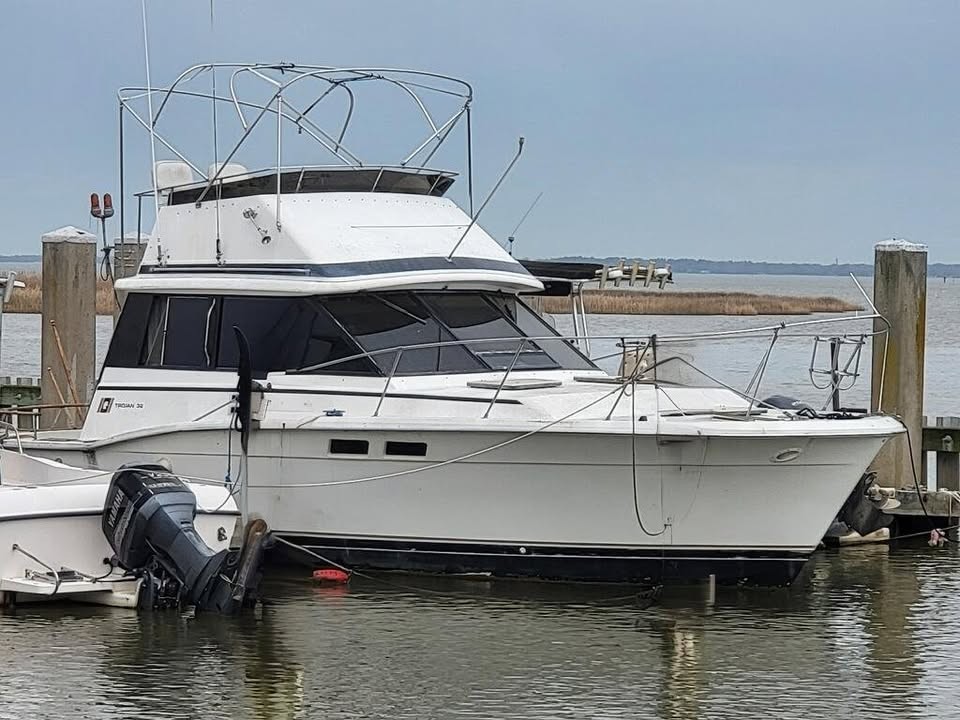 1978 Trojan F32 Flybridge Cruiser – Liveaboard – Transferable Virginia Slip.