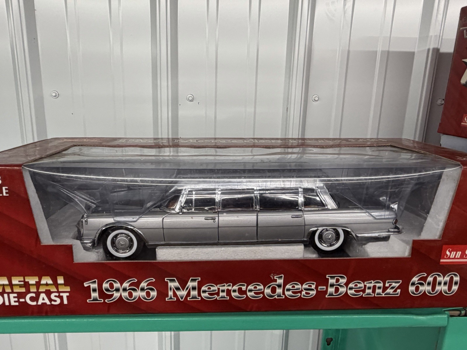 Sun Star 1966 Mercedes-Benz 600 1/18  Silver