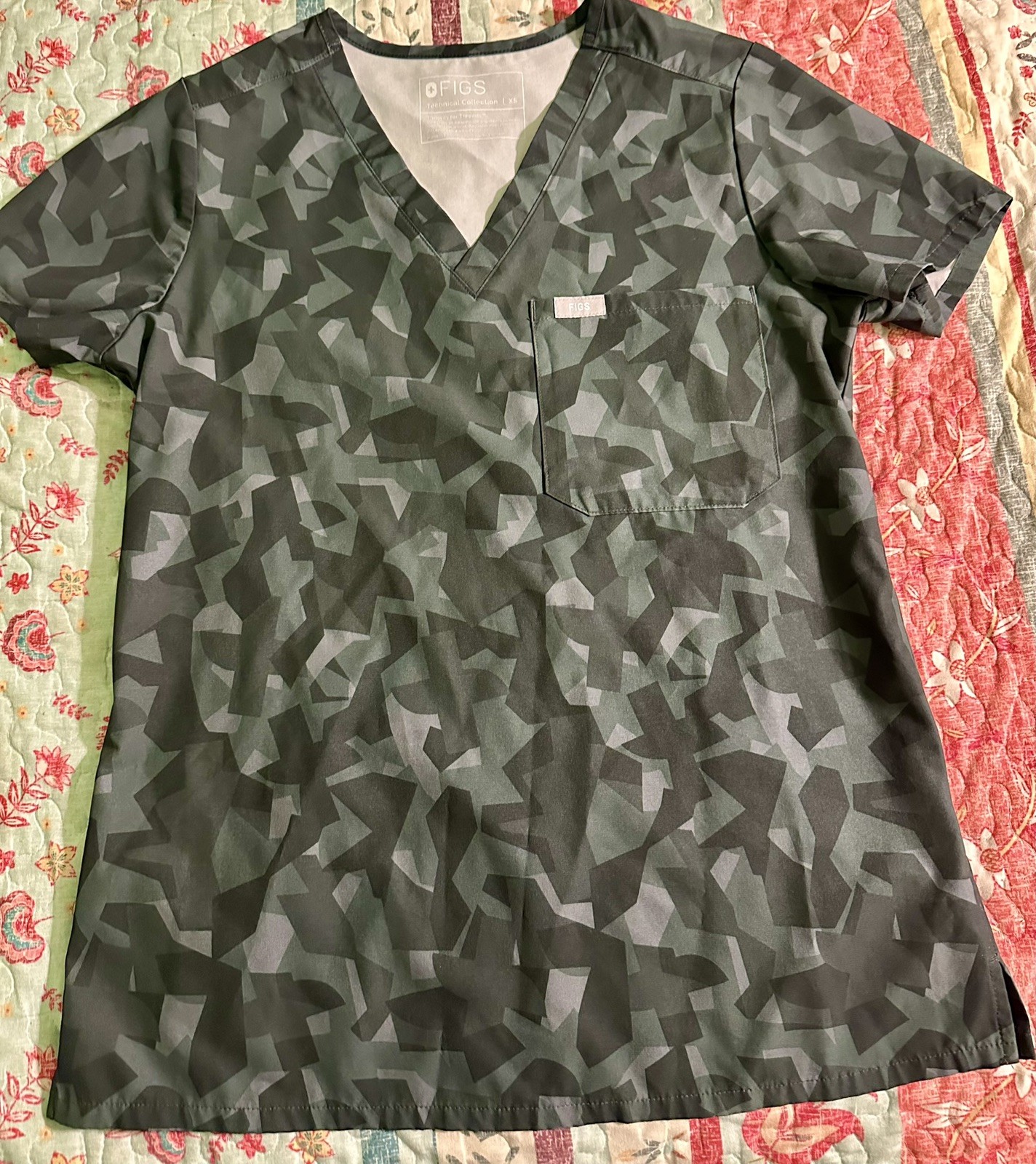 FIGS Catarina Scrub Top Woman’s XS Geometric/Camo *NWOT 