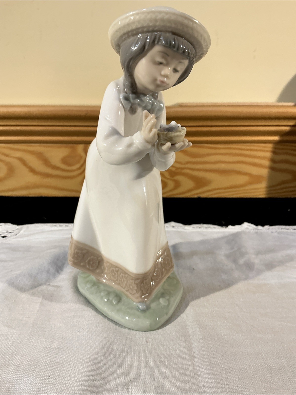 Nao By Lladro Tender Love 1077 Girl Holding Birds Nest Figurine Nao By Lladro Tender Love 1077 Girl Holding Birds Nest Figurine