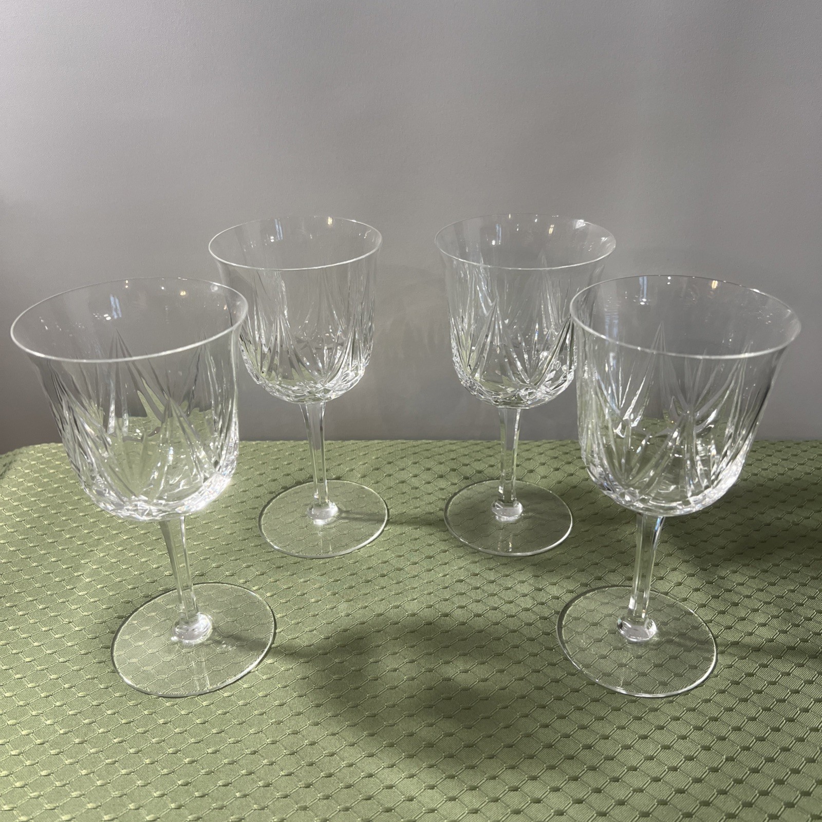 Waterford  Crustal Sandlefoot Pattern by Hoya. Set of 4 Water/Wine Glass.