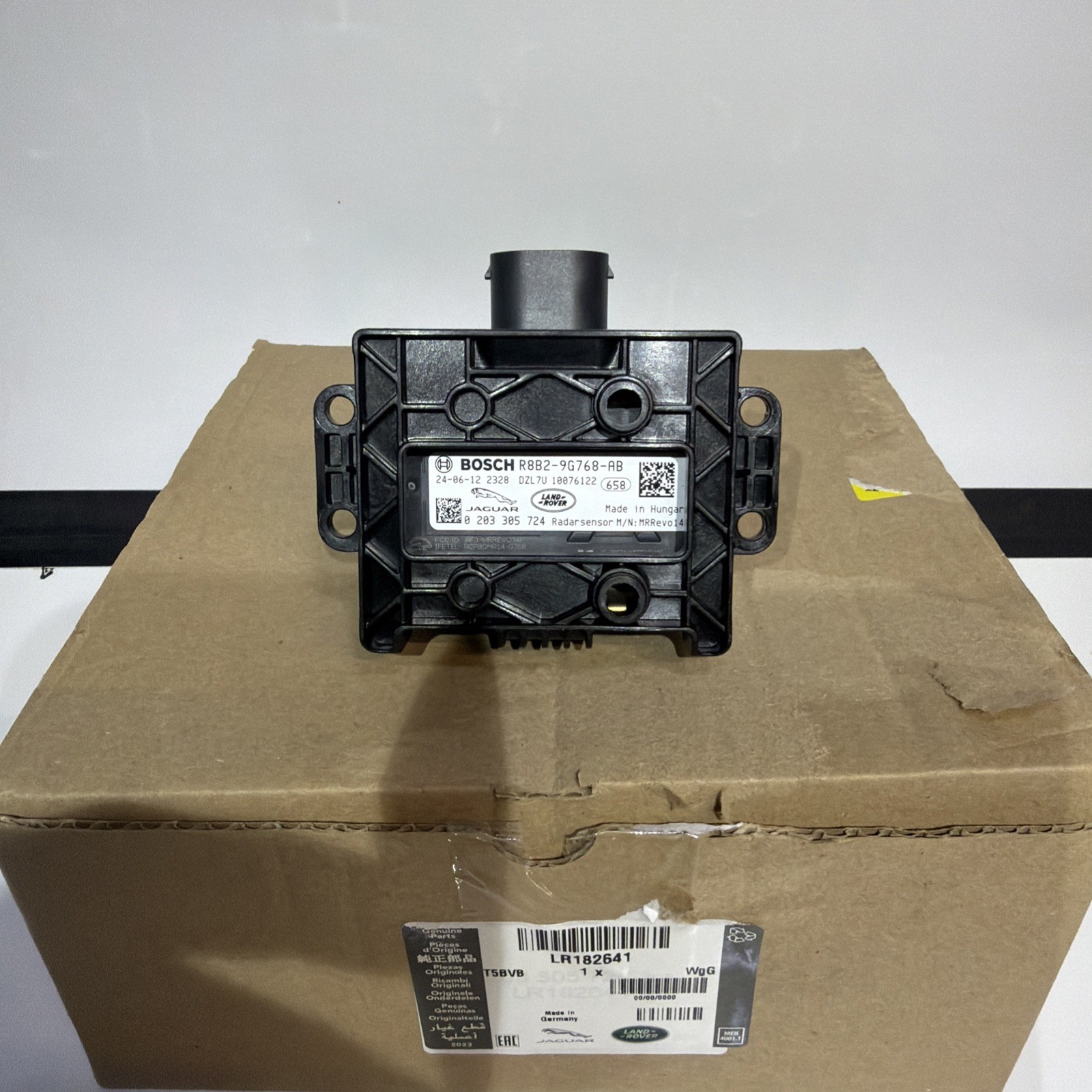OEM 2022-2024 Range Rover Defender Cruise Control Distance Sensor R8B2-9G768-AB OEM 2022-2024 Range Rover Defender Cruise Control Distance Sensor R8B2-9G768-AB