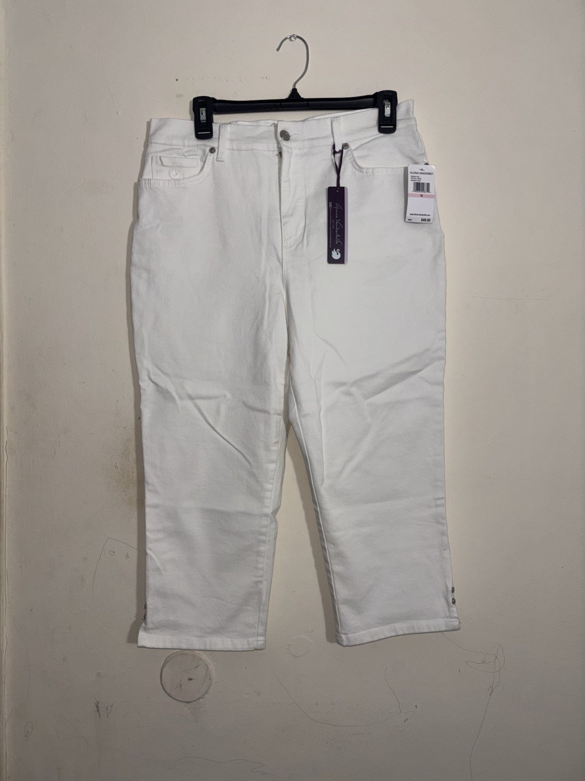 Gloria Vanderbilt Amanda Capri Pants Women’s Size 10 White NWT Gloria Vanderbilt Amanda Capri Pants Women’s Size 10 White NWT