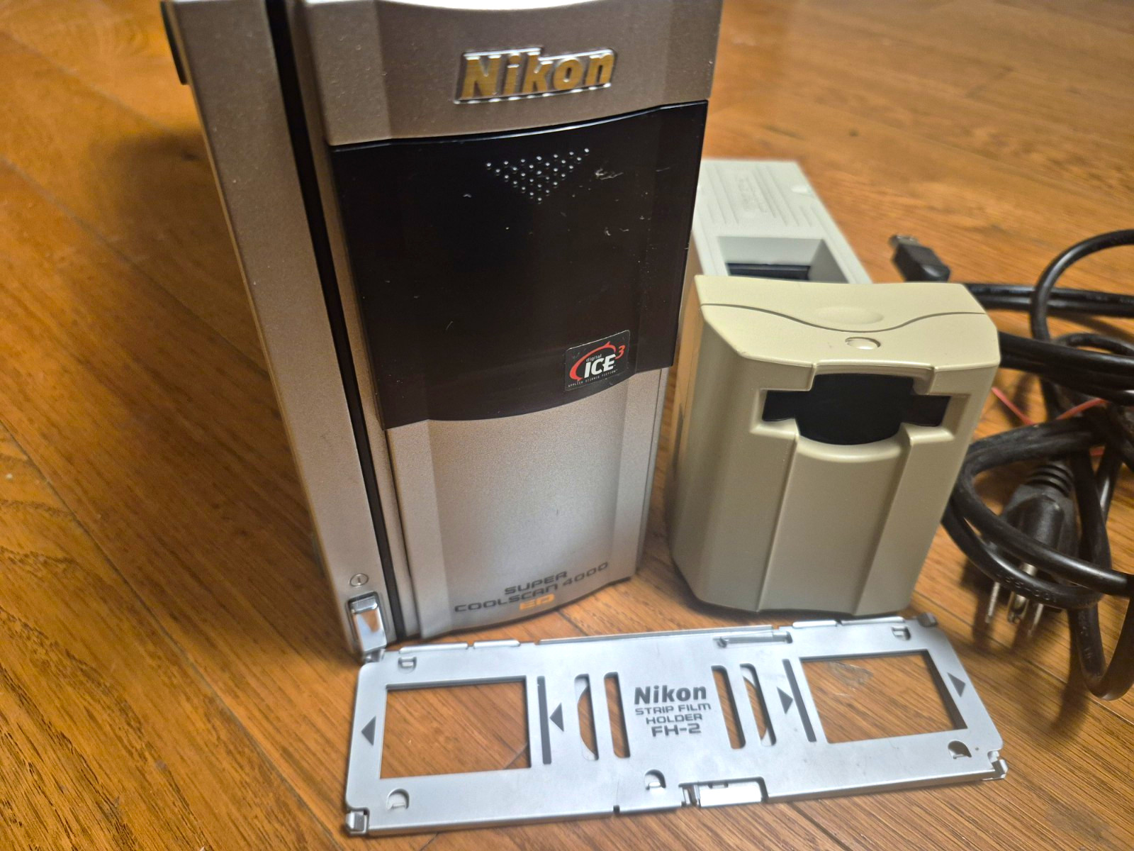 Nikon Super Coolscan LS-4000 ED TESTED & WORKING 35mm Film Scanner 4000dpi Nikon Super Coolscan LS-4000 ED TESTED & WORKING 35mm Film Scanner 4000dpi