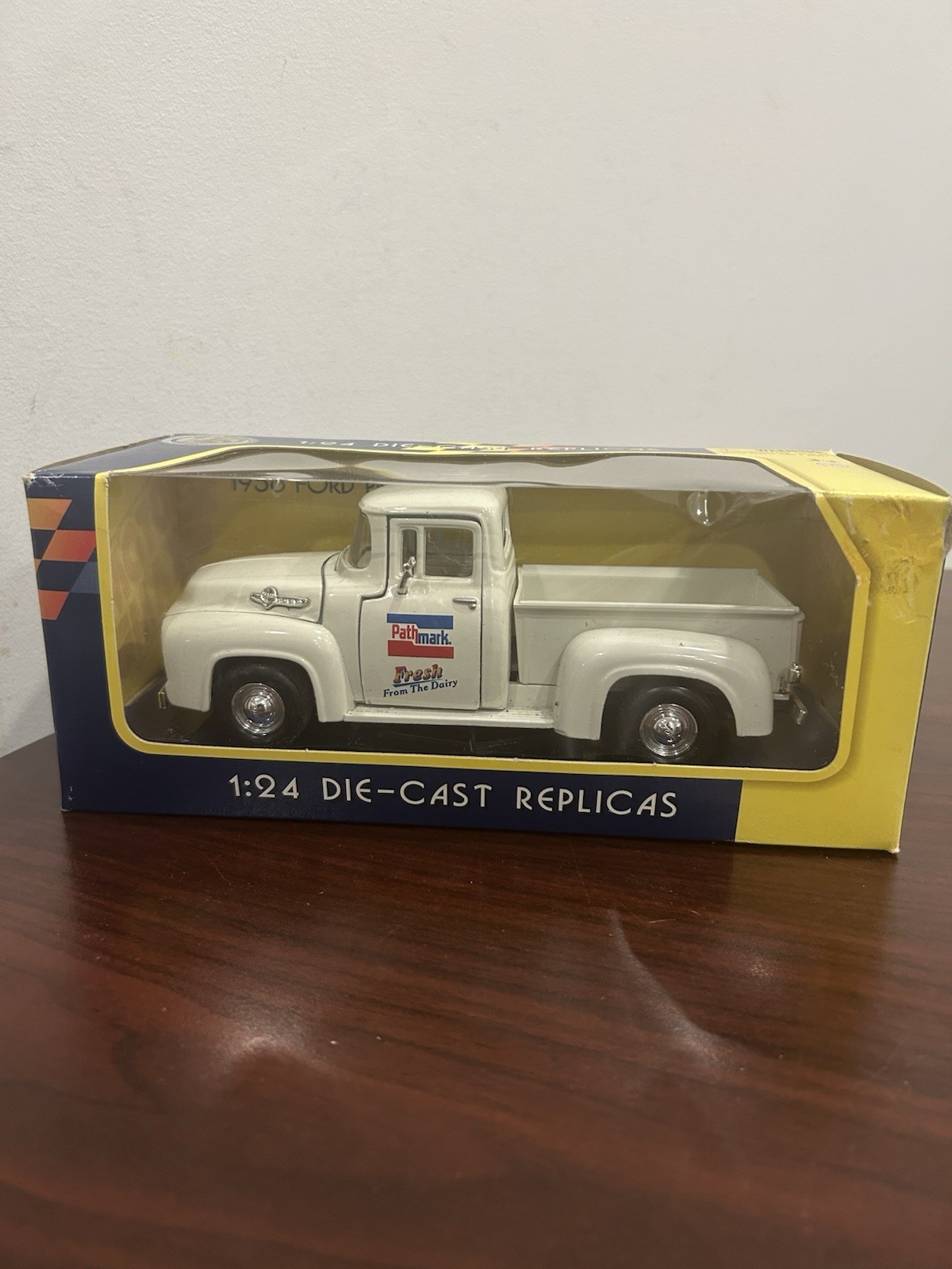 Motor Max 1956 Ford Pickup Pathmark 1:24 Scale Die Cast White