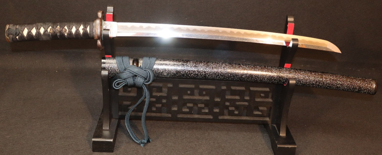 Antique Wakizashi Gunome Hamon - Heavy Tsuba Aogaimijin Saya 青貝微塵鞘, Edo Period